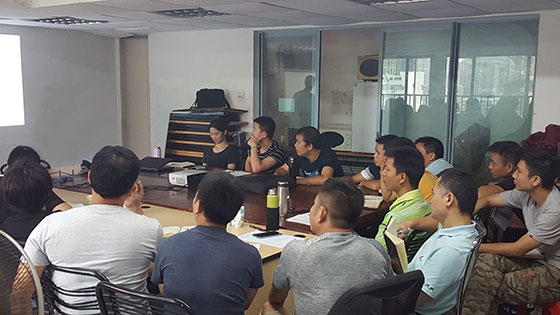 各部門管理者們?nèi)褙炞⒌膬A聽(tīng)