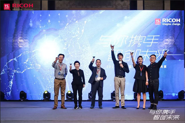 普天達宋總與鄧亞萍、理光各負責人舉杯合影