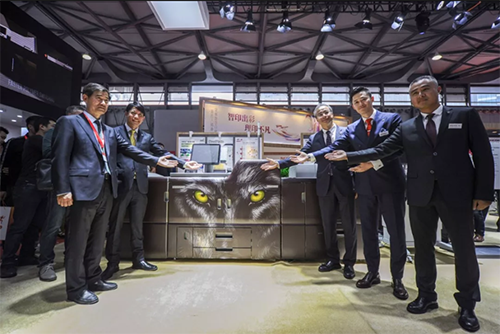 中國印刷技術協(xié)會常務副理事長褚庭亮先生與理光高層一起揭開了RICOH Pro C7200X色酷版彩色數(shù)碼印刷系統(tǒng)的神秘面紗